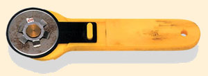  Эргономичная модель роликового ножа The Olfa Deluxe Rotary Cutter. 