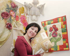  Булатова Надежда, 2007 г. На фоне своих работ 