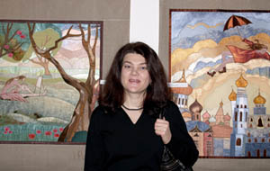  Инна Павичевич со своими работами
Выставка в музее им. Бахрушина 2006 г. 