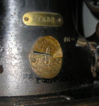  Логотип «Зингер» на одной из швейных машин 