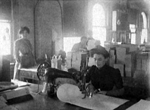  Конец XIX века. Швея работает на машинке «Зингер» 